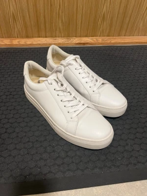 Vita sneakers från Vagabond - Vita Vagabond skor i väldigt bra skick, storlek 44, vid frågor är det bara att skriva