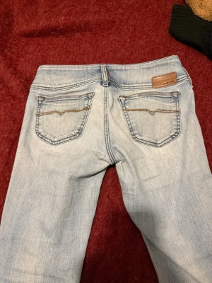 low waist straight jeans från diesel - Dessa jeans är väldigt sköna och sitter inte obekvämt som jeans kan göra, finns inte inne i sortimentet längre. Säljer pga att dom var för stora när jag köpte dom. Perfekt längd för mig som är 160, W 28 och L 30.