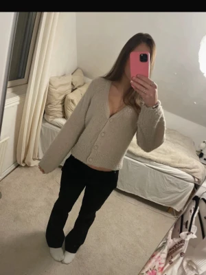 Stickad kofta - Stickad kofta från only den är i storlek m men skulle säga att den passar någon som har xs och s 💕💕 man får även med en extra knapp 