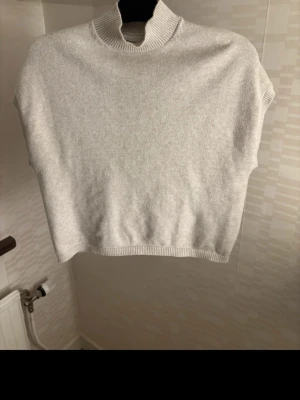 stickad tröja / t-shirt - beige stickad tröja från Kappahl, mycket populär och underbart material. Jättefin till vardags men även uppklätt. Den är strl S och använd fåtal gånger, väldigt bra skick. 🌸