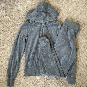 Mjukisset - Ett gosigt mjukisset i en jättefin grå färg. Säljs inte längre. Sparsamt använt och i mycket fint skick. Ej randigt som det kan verka på bild 2. Tsm är priset 190 kr, hör av dig om du är intresserad av bara en del. Stor i storleken och passar även S.