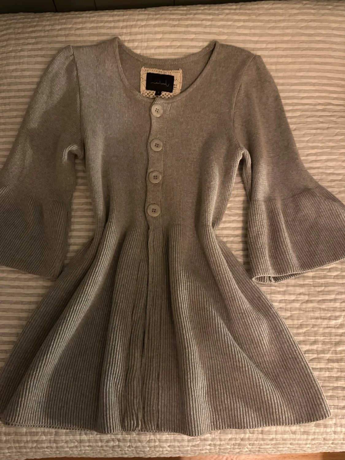 Grå stickad kofta med klockärmar