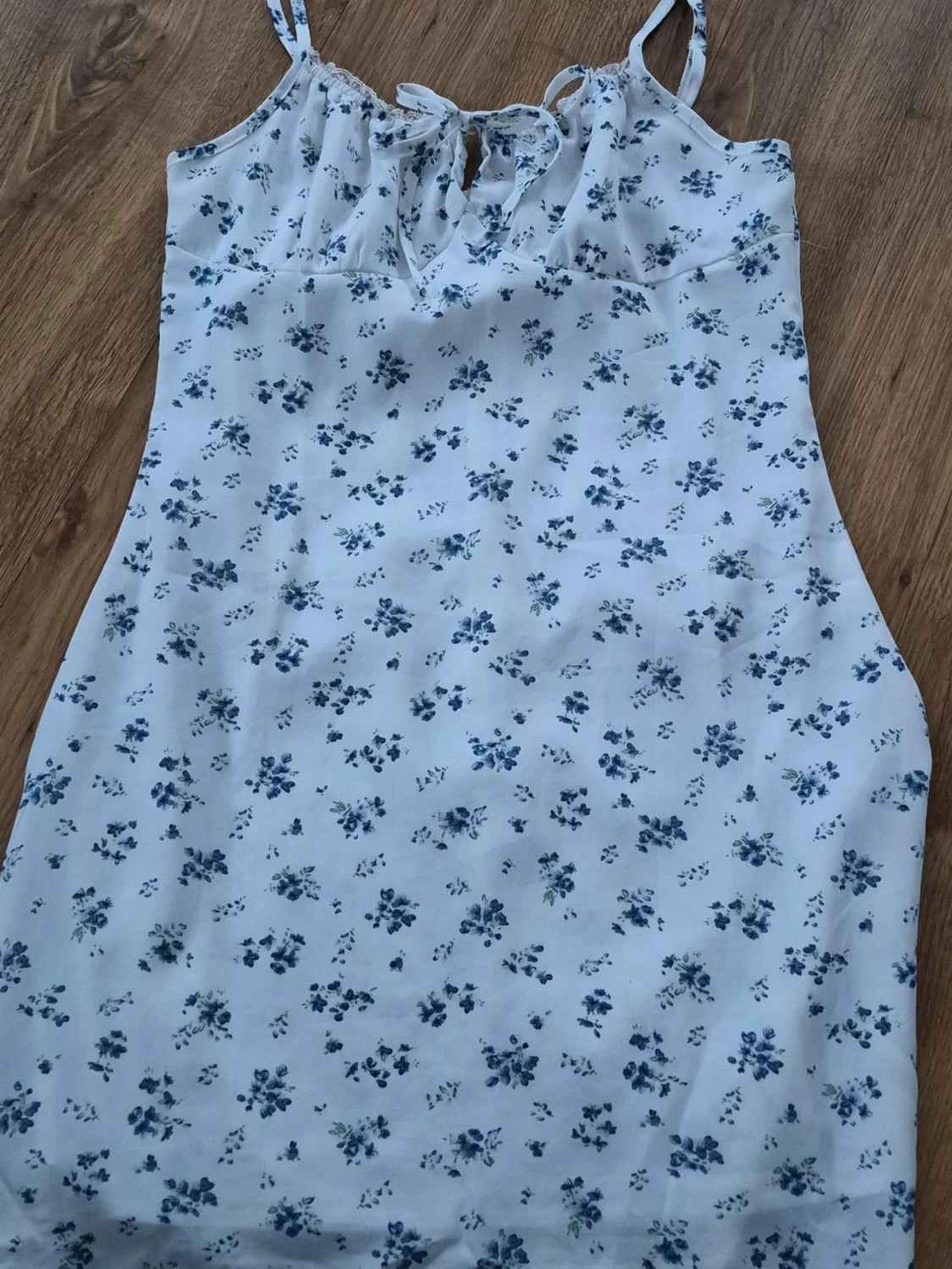 Blommig kortklänning med snörning från shein