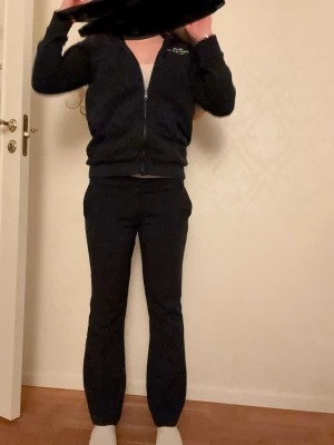 Svarta kostymbyxor från bikbok -  Jag säljer dessa lågmidjade svarta kostymbyxor från bikbok i stl 36. Jag säljer dem för att dem tyvärr blivit för korta för mig. Passar till både vardag och fest, kan diskutera priset💗