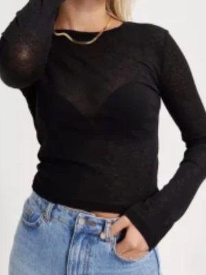 Svart långärmad mesh-topp - Trendig svart långärmad topp i mesh med rund halsringning. Tunt och lätt material. Stolek S från Nelly. Knappt använd bara testad. Lätt att diskutera pris:)