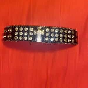 Alternative armband! - Skit snyggt alternative armband, är nästan precis som ny. Dock så har kedjan lossnat lite men de går att fixa med lim (märks dock typ inte)