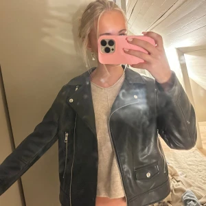 Svart skinnjacka med silvriga detaljer - Skit snygg skinn jacka från zara! Den är i 164 men passar som xs😍