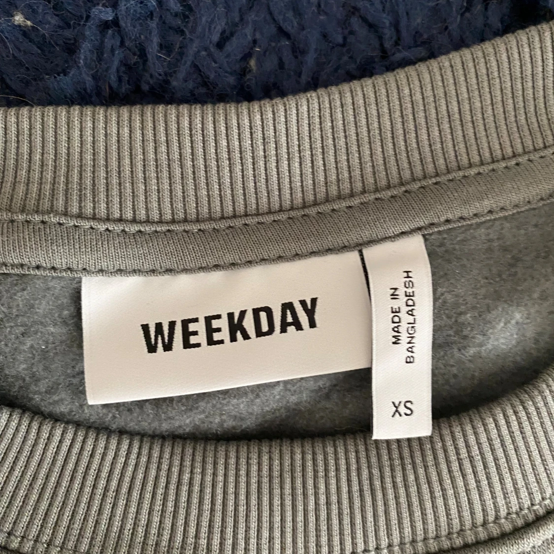 Grå/grön sweatshirt från Weekday XS - 1