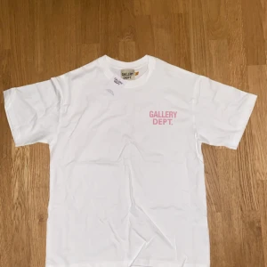 Gallery dept T-shirt. Storlek S - Vit tröja med rosa detaljer från Gallery dept. Helt oanvänd. Storlek small 