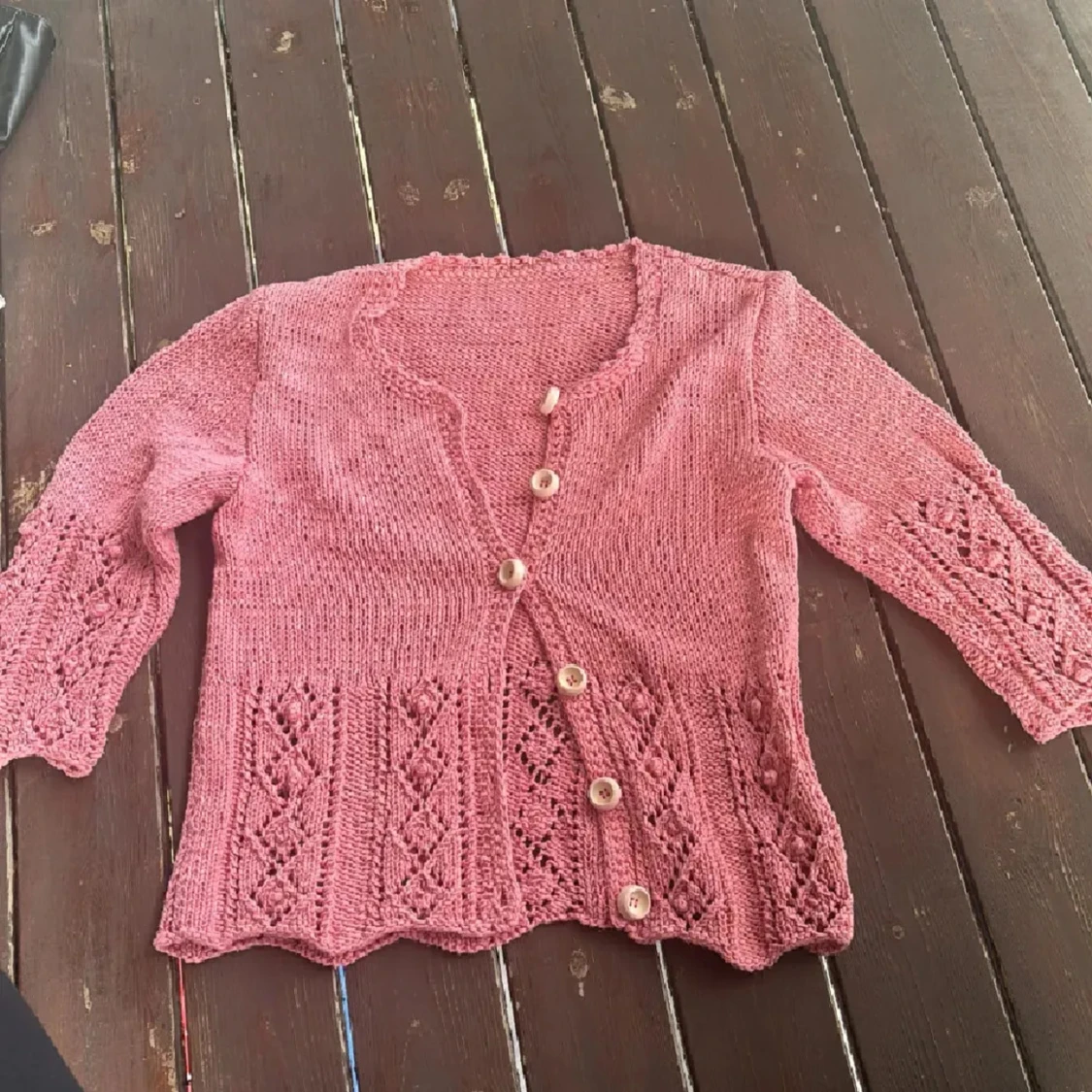 Rosa virkad kofta med spetsdetaljer