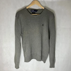 Ralph Lauren crewneck  - Riktigt soft raffe crewneck, storlek S. Modellen är 185. Riktigt fint skick förutom lite slitage vid kragen men ser bra ut irl.