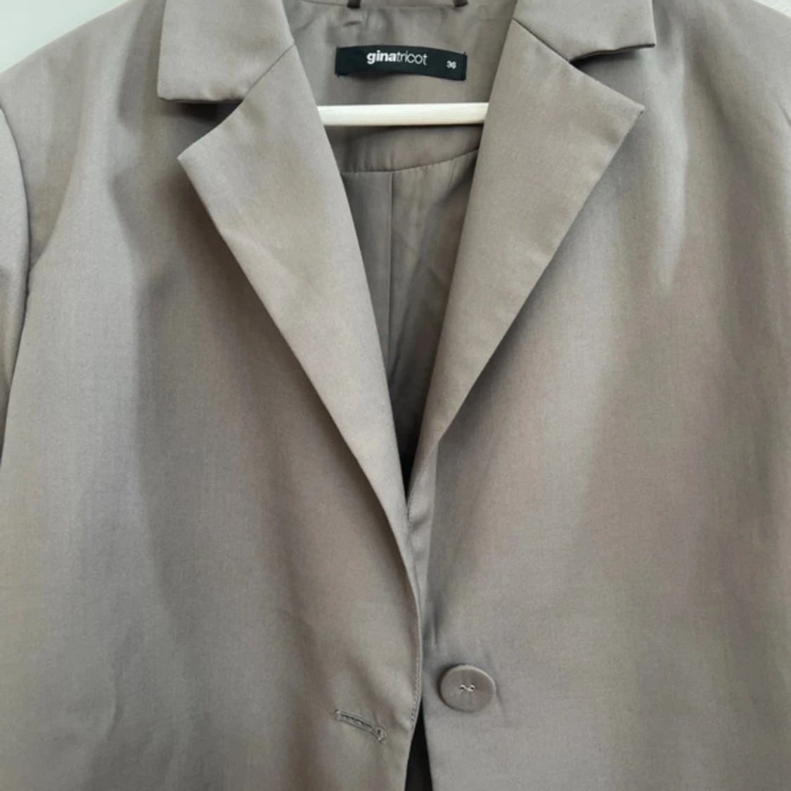 Grå croppad kavaj från Gina Tricot - 3