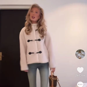 Jacka - Säljer denna sjuuukt snygga jackan från gina😍