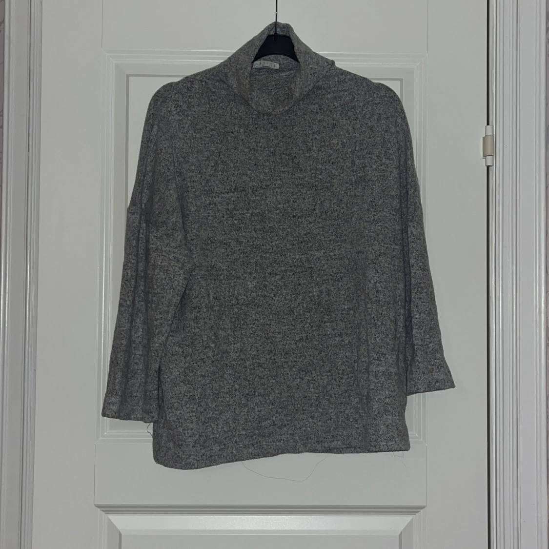 Grå polotröja från Stradivarius
