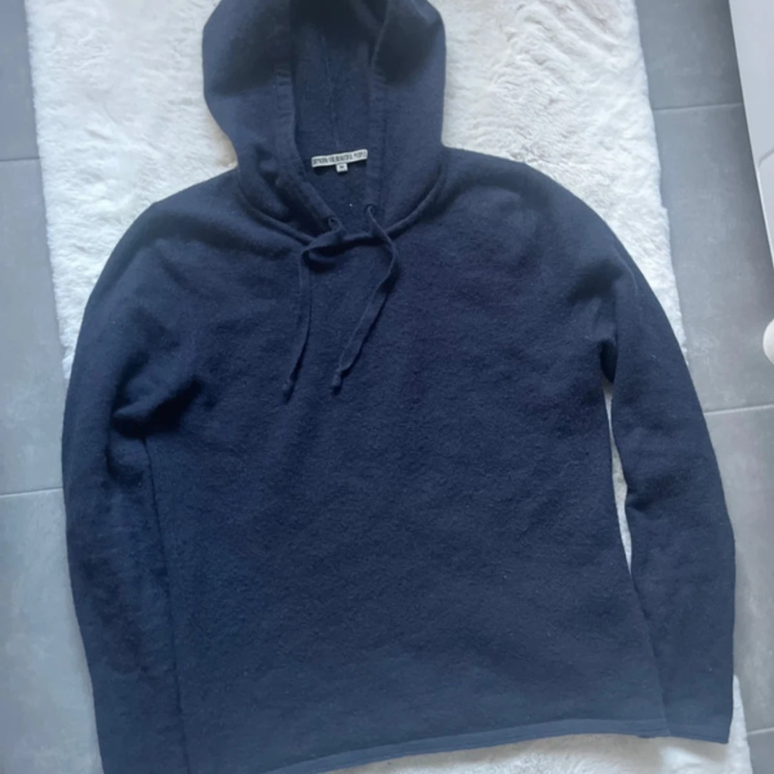 Mörkblå ull hoodie - 1