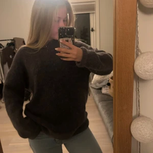 Mörkgrå stickad tröja från H&M XS - Mysig mörkgrå stickad tröja från H&M i ull- och alpackablandning. Tröjan har en enkel, klassisk design med rund hals och långa ärmar. Perfekt för kyliga dagar och superenkel att styla med jeans eller kjol. Knappt använd