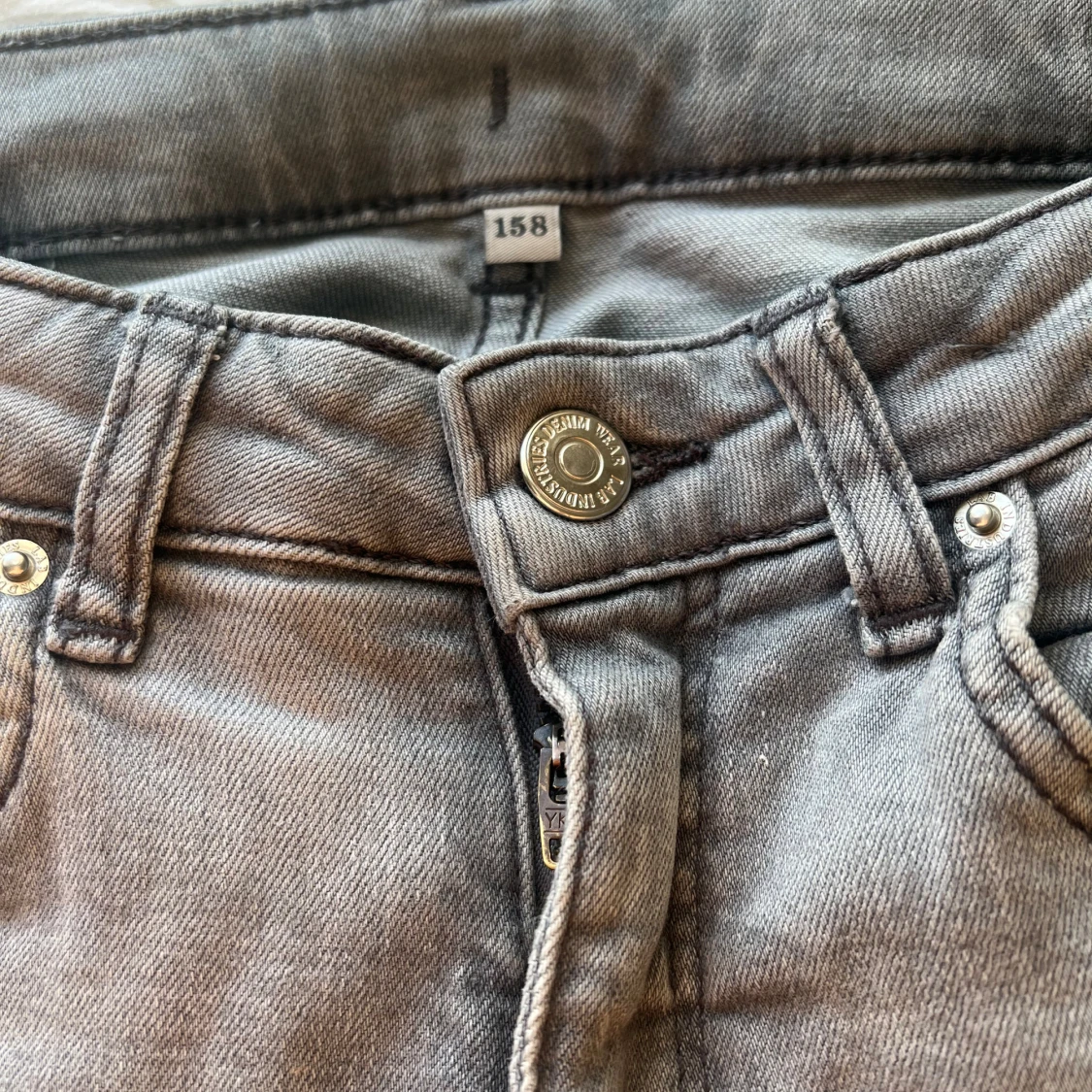 Grå bootcut mid rise jeans i storlek 158 från Kappahl - 1