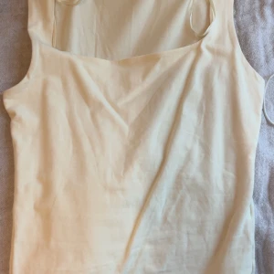 Ljusgul topp från Gina Tricot - Ljusgul topp från Gina tricot i storlek S. Linnet har inga slitningar eller hål. Skriv privat om ni har flera frågor o funderingar över linnet!!