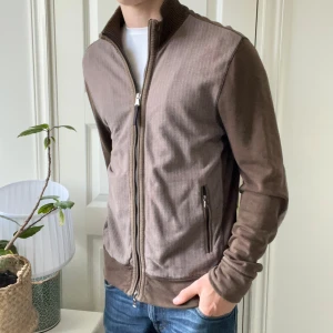 Hugo boss cardigan L - Hugo boss cardigan L, använd med några defekter som tex slitna vid ärmarna som ni ser. Men inget större. Modellen är 180,75 kg passar honom bra 😊 