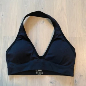 Svart sport bh - Aldrig använd! Helt ny! Inläggen går att ta ut om man skulle vilja det! 💕 hör gärna av dig vid frågor eller likande!