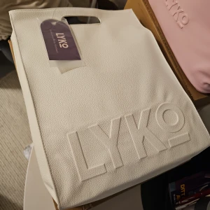 LYKO K-alender 2025 fylld med k-beauty - Lyko adventskalender med massa k beauty favoriter!! Värde 6350kr! Kommer i en jätte snygg vit shoppingväska från i strukturerat skinnimitation. Perfekt för att bära med sig allt man behöver under dagen.