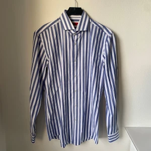 Hugo boss Skjorta randig - Exklusiv Skjorta från (HugoBoss) perfekt nu till hösten & Vintern 💸Pris: [159kr] 👔Storlek: [40/Large] ✨Skick: [9/10] Tveka inte att kontakta oss vid frågor & funderingar! 
