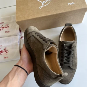 Christian Louboutin skor - Ett par sköna mörkgröna Loubs i storlek 42. Allt og tillkommer förutom kvittot. Självklart äkta. Skick 8/10, små defekter vid hälarna.