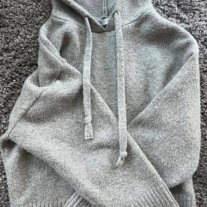 Grå stickad hoodie från Zara - Mysig stickad hoodie från Zara🩶storlek M passar också som S☺️Så FIN nu till höst och vinter! 🤎🤎