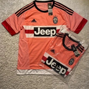 Juventus 2015/2016 fotbollströja - Helt ny Juventus fotbollströja. Perfekt för fans, vardagskläder eller samlare. Storlek: finns i S,M,XL Snabb leverans 🚚 Kontakta oss gärna om du har några frågor!