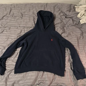 Ralph Lauren hoodie - Jag säljer min väldigt snygga Ralph lauren hoodie på grund av att den är för liten för mig, försiktigt använd så den har inga defekter. Den är i M i barn storlek men det är som XS i vuxen storlek