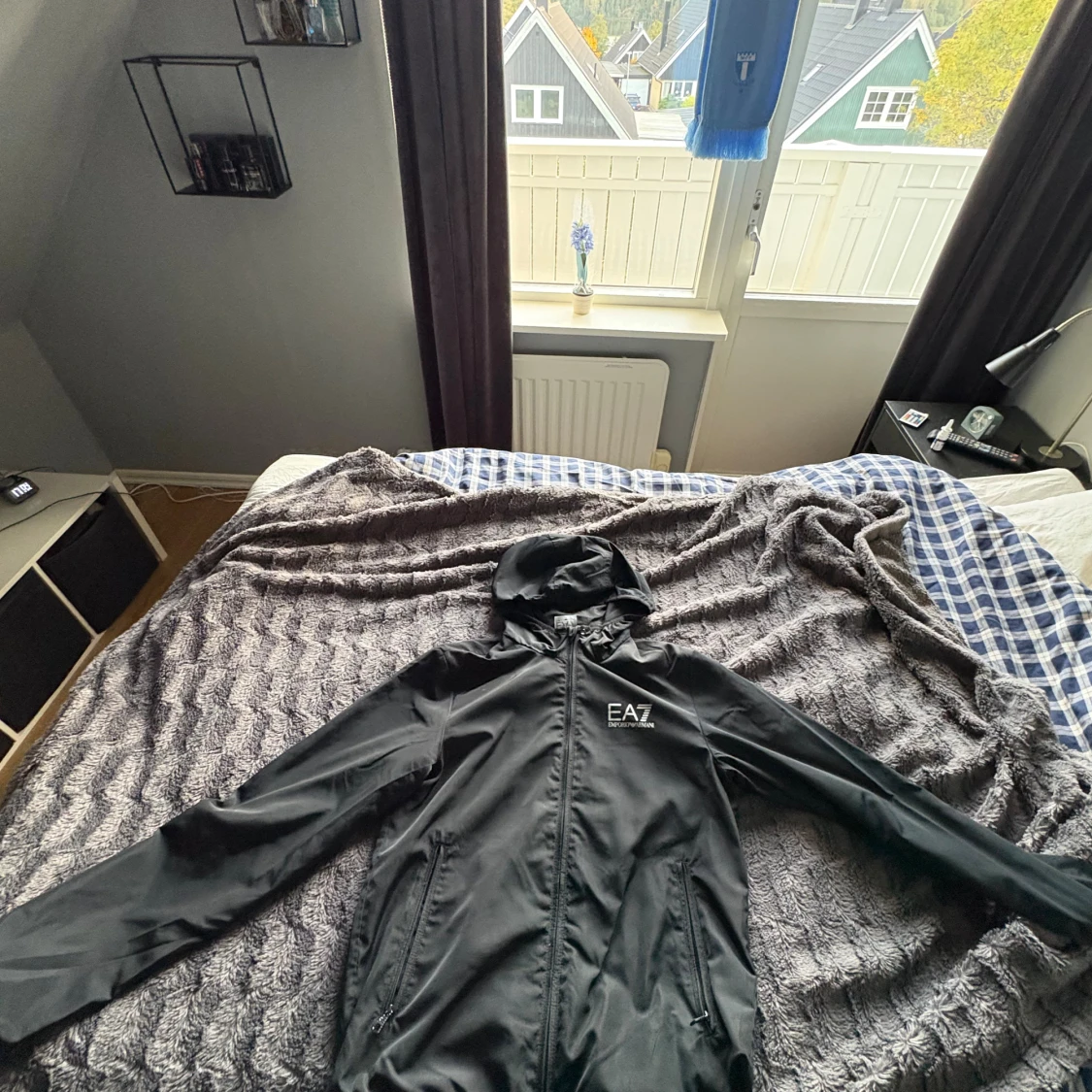 Svart EA7 vindjacka med huva