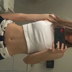 Vit croppad linnetopp weekday - Säljer en enkel och stilren vit croppad linnetopp med smala axelband. Toppen är tight och har en klassisk rak form, perfekt för en avslappnad och trendig look. Passar snyggt till både jeans och shorts.