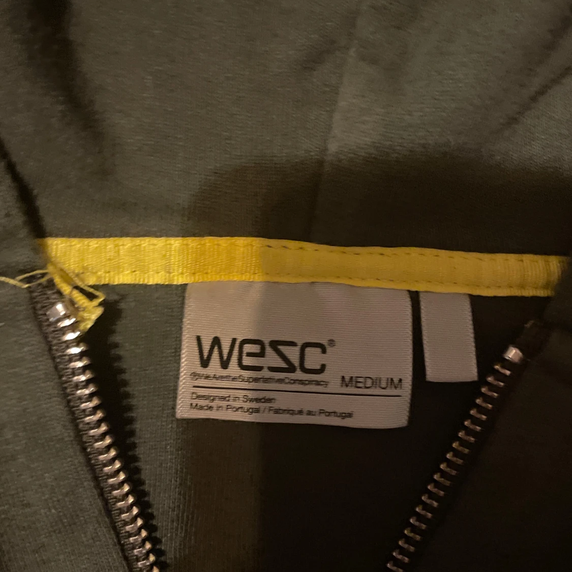 Mörkgrön hoodie från WESC med dragkedja - 1