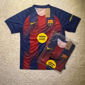 Barcelona fotbollströja 25/26 - Helt ny barcelona fotbollströja. Perfekt för fans, vardagskläder eller samlare. Storlek: S,L finns Snabb leverans 🚚 Kontakta oss gärna om du har några frågor!