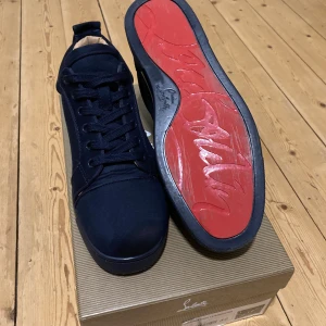 Christian Louboutin Skor - Säljer min Christian Louboutin skor då skorna blev för små. Har använts 2 gånger som man ser på sulan men annars finns inga fel, En stilren sko som passar till allt med röd sula som en snygg detalj.  Jag rekommenderar starkt. • Sulan är 27 cm ungefär  • Färg: Mörkblå  •Skick: 9/10 då de är använda två gånger   Bara skriva om du undrar något. Allt medkommer vid köp. Priset är inte satt så kom gärna med förslag,  Skickas snabbt🤩