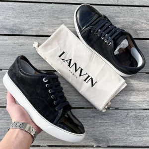 Lanvin skor - Lanvin med glans i riktig bra skick! Hälen är fixad med ett skydd så skorna känns bekväma som vanligt och innersulan är något sliten, annars toppskick!. Uk 6 passar 41+. Dustbag ingår. Kontakta mig för fler frågor och funderingar!