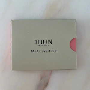IDUN Minerals Blush Smultron - 🍓 IDUN Minerals Mineralrouge – Smultron 🍓 En fräsch, bärigt rosa rouge med matt finish. Kommer i en rund dosa med ett fint bärmotiv i pudret.  ✅ Tillverkad av högrenade mineraler ✅ Inköpt i augusti, testad men i bra skick ✅ Säljs då nyansen inte passade mig.  Perfekt för dig som vill ha en naturlig, fräsch look! 🌸Nypris 209kr!