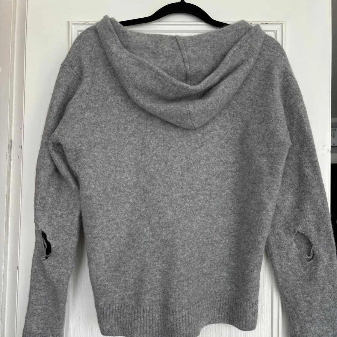 Grå hoodie i kashmir från CASHMERE.CH - 1