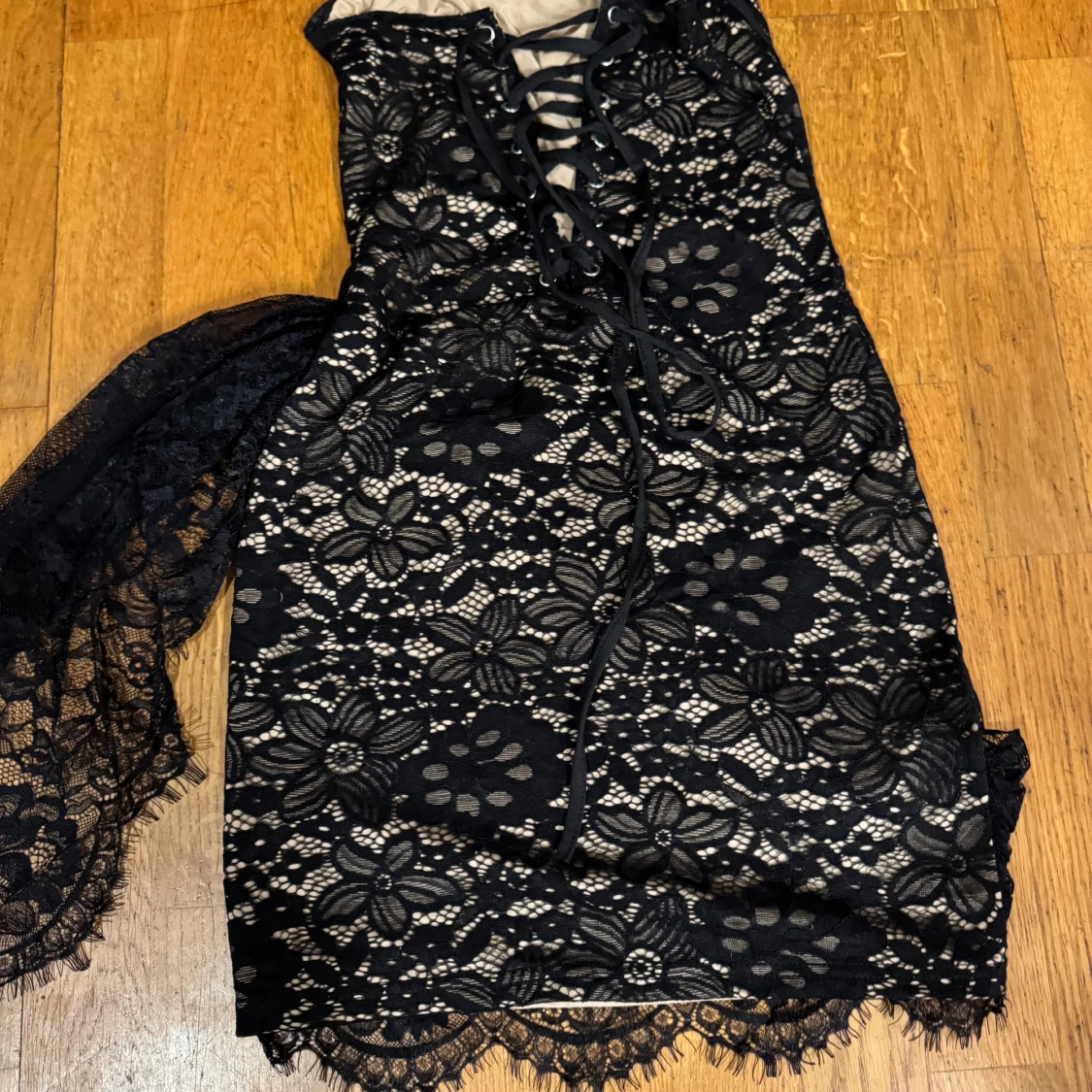 Svart spetsklänning med snörning - 4