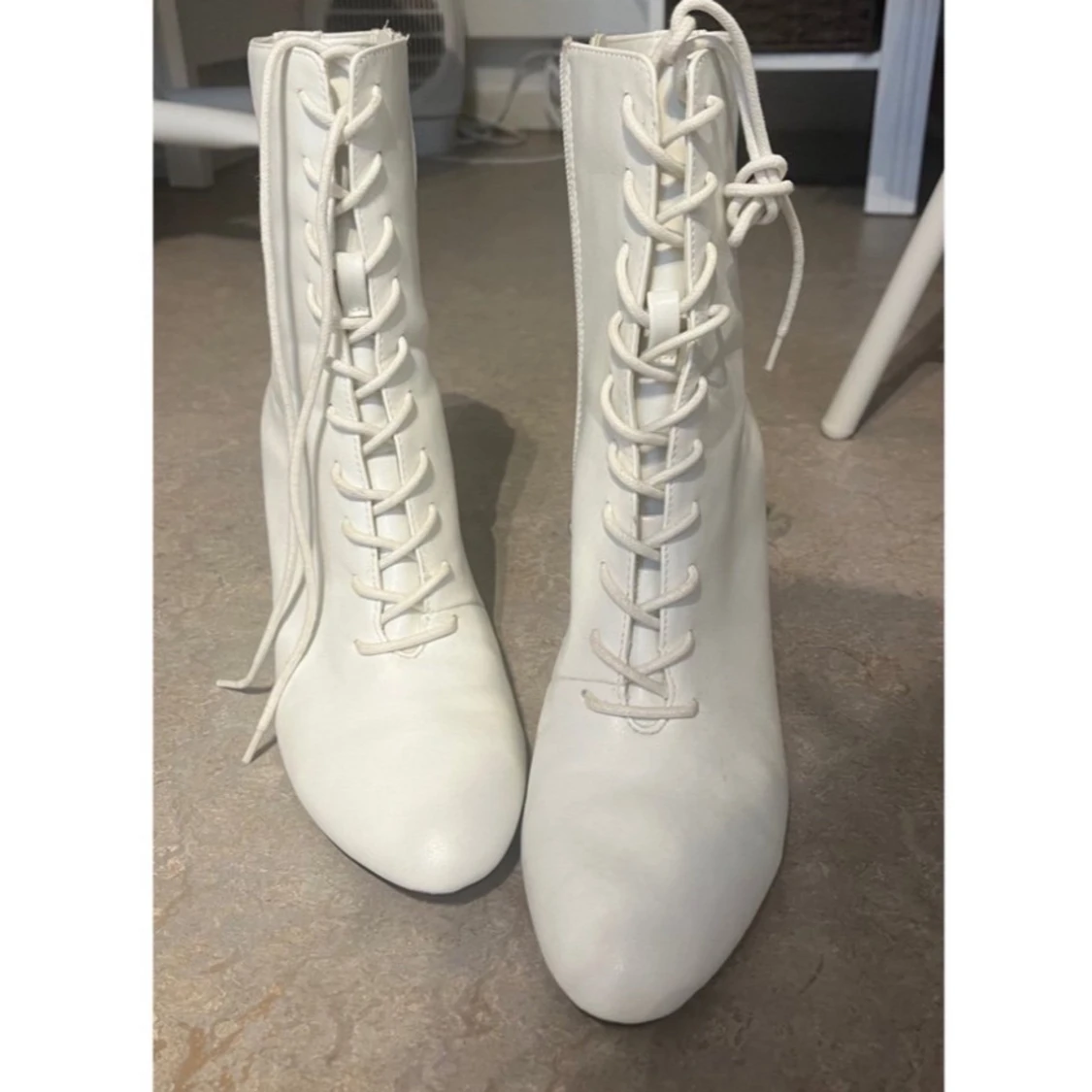 Vita snörade boots från Bershka