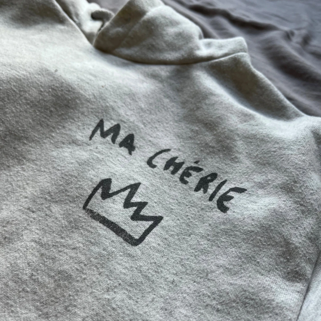 Grå hoodie med tryck 'Ma Chérie'