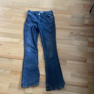 Mörkgrå bootcut jeans från Gina Young - Mörkgråa jeans från Gina tricot Young. Lite slitna längst ner på benen då dom är förlånga för mig. Sparsamt använda! Nypris: 250 kr.            ser jätte blåa ut på bilden men de är gråa!