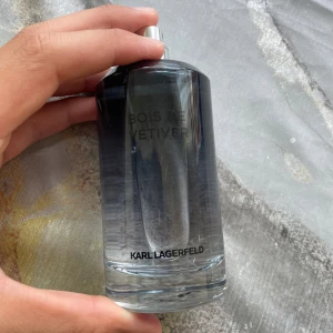 Bois de Vétiver parfym - Stilren parfym från Karl Lagerfeld med namnet Bois de Vétiver. Perfekt för dig som vill ha en modern och trendig doft i din samling. Snygg flaska som passar in i alla badrum.