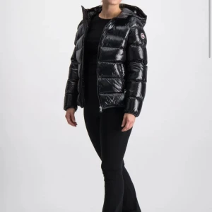 Colmar svart girls down JKT  - Jag säljer denna supersnygga colmar jackan som är helt slutsåld. Den har inga defekter och har blivit väl omhändertagen. Jackan är i storlek 12y (154cm) nypris: 4000kr pris kan diskuteras 💕