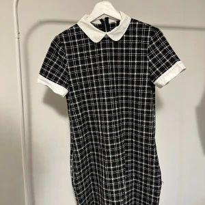 Rutig Klänning - Rutig klänning på klassiska stil. Bra passform och ser bra ut!