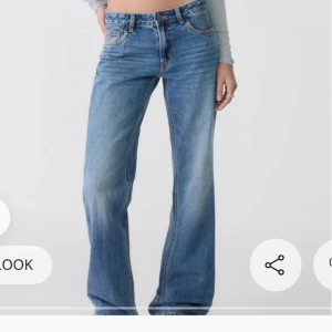 Raka lågmidjade jeans - Klassiska blå jeans med raka ben och låg midja. Från Stradivarius. Har bara använts vid fåtal tillfällen och säljer då de är lite stora på mig. 