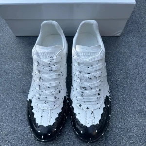 Maison Margiela  - Maison Margiela i vitt skinn med svarta färgstänk | 9/10 skick | sulan är lite smutsig men fixas enkelt, går o fixa enkelt | priset e ej hugget i sten | Skickas snabbt vid snabb affär | OBS! Lite creased