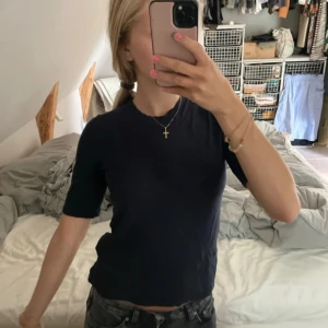 Stickad t-shirt - Mörkblå stickad t-shirt ifrån Lager 157 i st S💗knappt använd