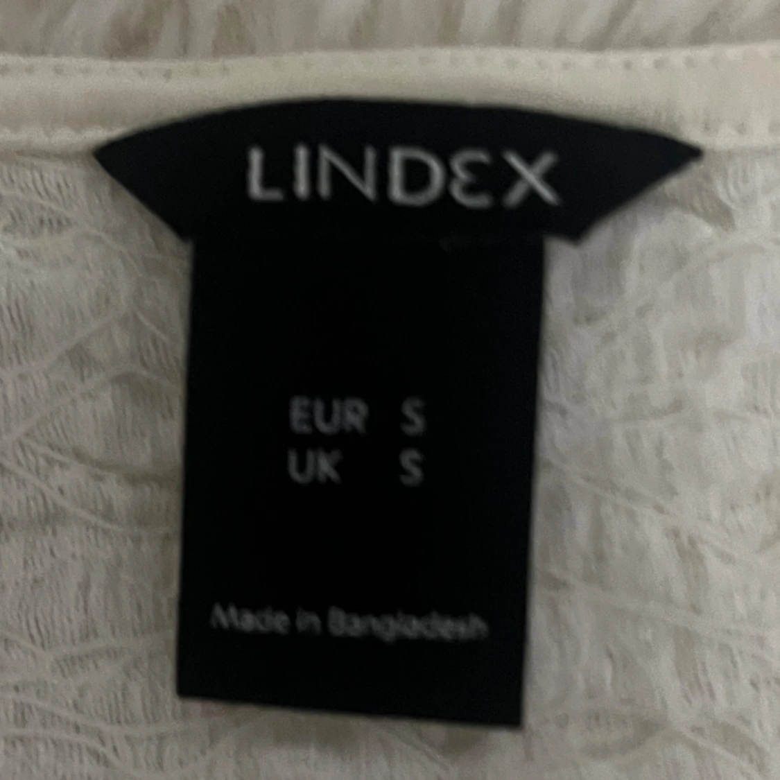 Vit blus med v-ringning från Lindex - 1