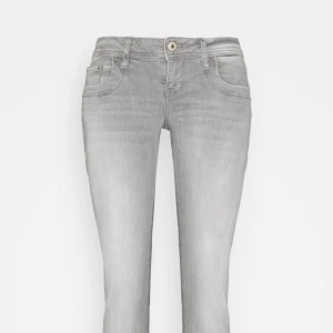 Ltb jeans  - Säljer ljusgråa Ltb jeans, helt slutsålda överallt